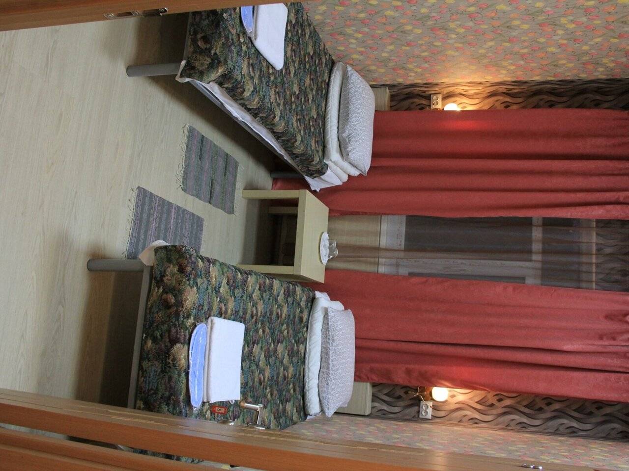 Фотографии номера Двухместный номер с 2 отдельными кроватями и общей ванной комнатой в Гостинице Кубань Восток Краснодар